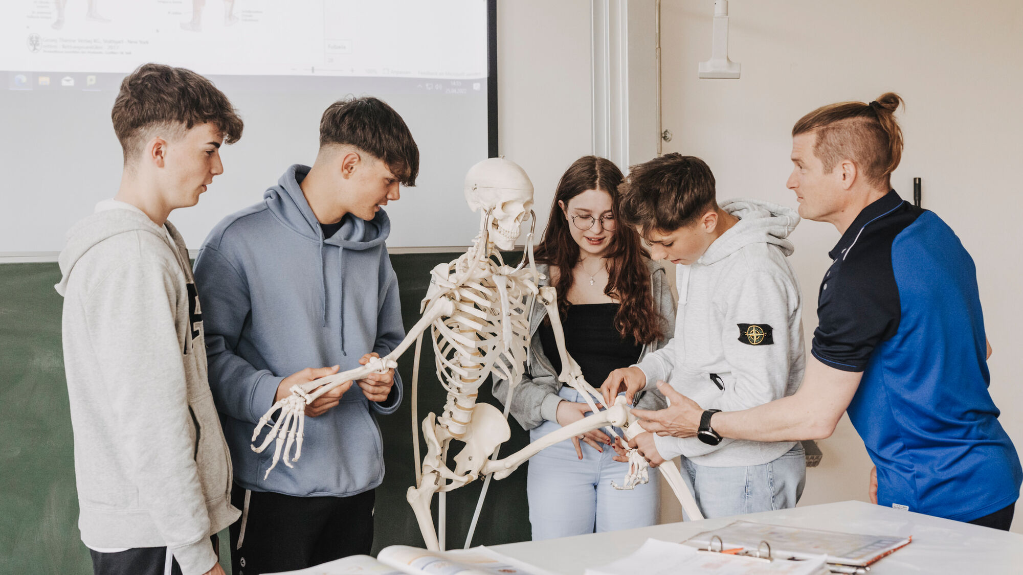 COLLEGIUM-BERNARDI_SchülerInnen im Klassenzimmer_A-Lamprecht